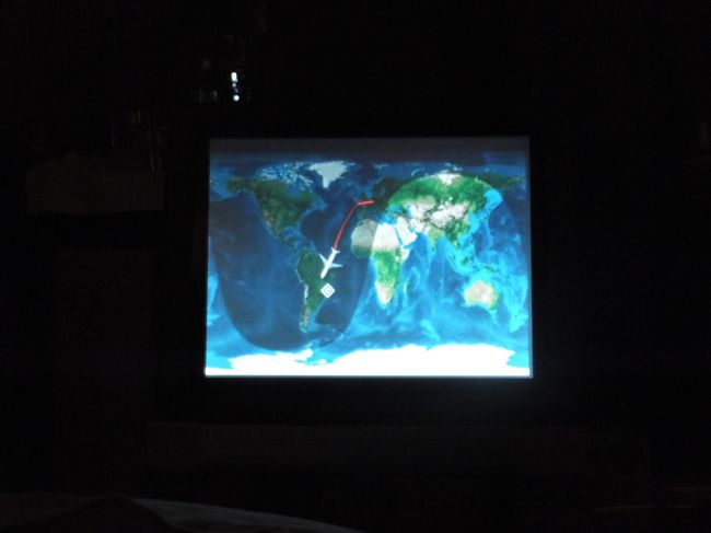 赤道付近を通過中。あまり飛行機内では寝れない体質なので、FlyNet 1時間分を購入し、妻と娘とskypeでメッセージのやりとりをする。