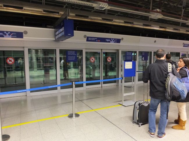 途中でスカイラインに乗車し、A・Z駅からB・C駅に向かう。さらに歩き、手荷物検査も終え、リオ行きのC14/15ゲートのラウンジに行ったが、シャワーのあるラウンジはBにしかないと言われ、またてくてく歩くはめに・・・