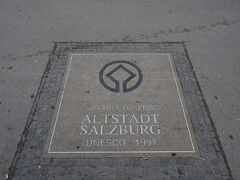 モーツァルト広場にはザルツブルク旧市街が世界遺産であることを示すプレートが．