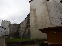ホーエンザルツブルク城塞の城壁．
ホーエンザルツブルク城塞は神聖ローマ帝国皇帝とローマ教皇の叙任権闘争で強行側についたザルツブルクの大司教ゲープハルトが1077年に築き始めた城．その後も絶えず増改築が繰り返され，17世紀半ばには現在見られる姿となったそうです．築城以来，敵に攻め落とされたことは1度もなく，ほぼ完全な姿をとどめているとのこと．