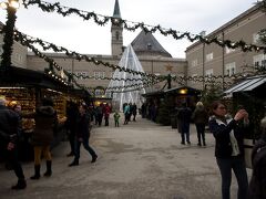 レジデンツ広場を通ってドームクオーターへ．
広場ではクリスマスマーケットが行われています．