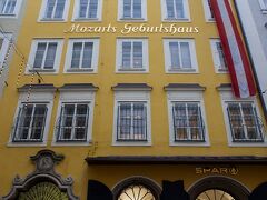 モーツァルトの生家．
1756年1月27日，ゲトライデガッセに面したこの建物の4階で誕生したとのこと．