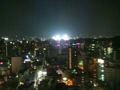 これはホテルの部屋から撮ったZoom-Zoom Stadiumです。広島カープのナイトゲームがまだ行われています。（もう午後10時を過ぎている）