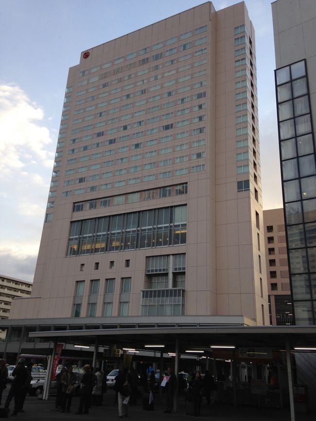 12月4日夜、横浜からサンライズに乗り、5日朝、岡山で新幹線に乗換え、7:30頃広島に到着。北口に出るとシェラトンがあった。