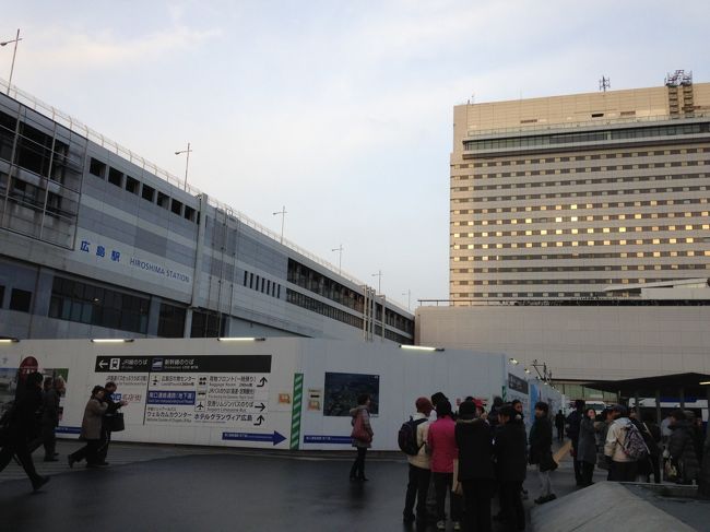 駅とJR西日本のホテル・グランヴィア。北口は工事中だった。