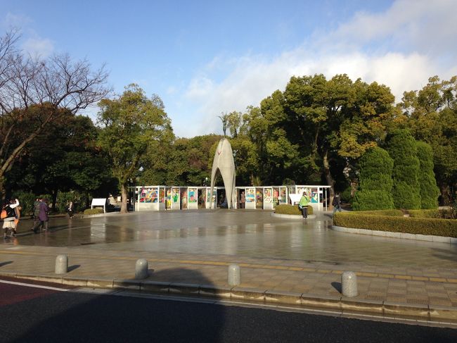橋を渡って、平和記念公園にやって来た。原爆の子の像。