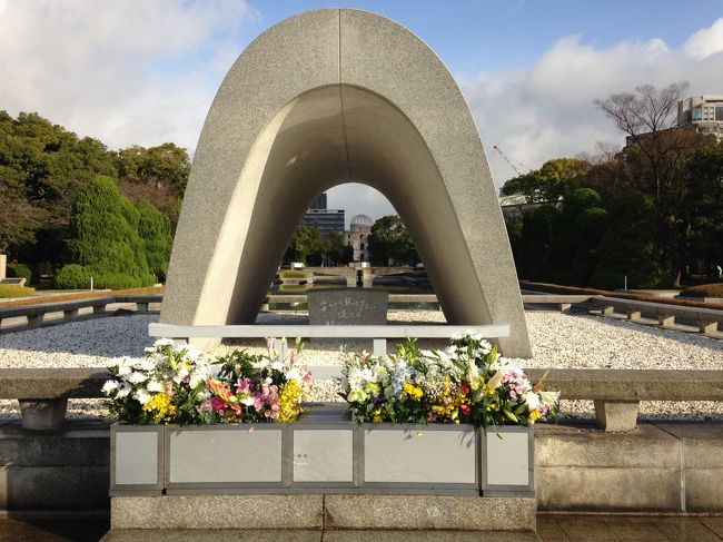 慰霊碑の向こうに原爆ドームが見える。