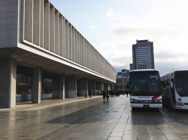 公園の駐車場には観光バスが多数で、中高生たちがぞろぞろといた。修学旅行の鉄板コースだ。