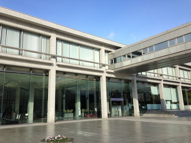 公園に向かって左側は国際会議場だった。