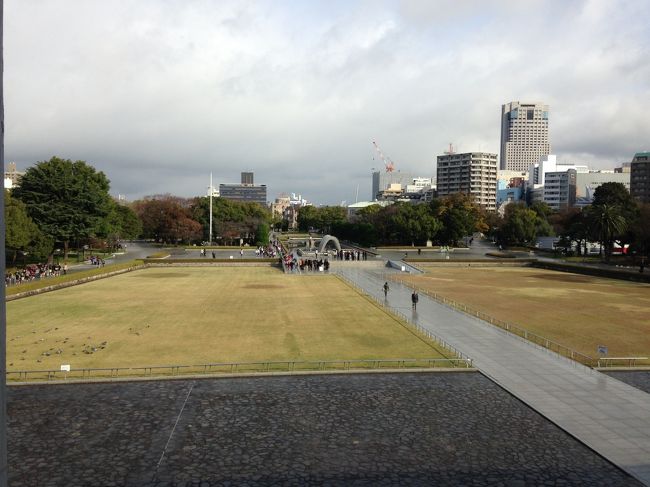 資料館から見る平和公園。