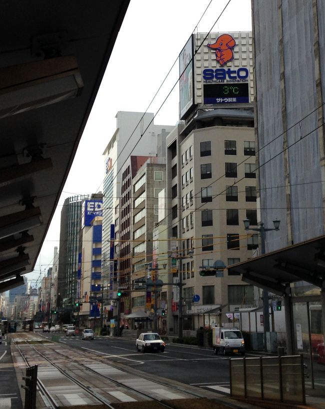 その後、紙谷町まで来てみた。ビルの上の温度表示は3℃。瀬戸内は温かいイメージがあるが、思った以上に寒い。