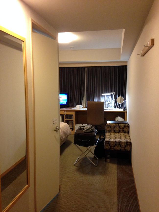 一旦ホテルに戻り、チェックイン。ちょっと繁華街から離れているからか、部屋は割と広め。