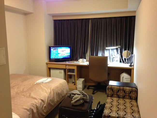 ベッドはセミダブルで、大きなスーツケースもベッドの横で広げられる。机の周りも広い。