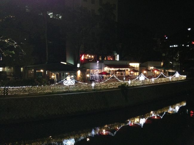 目的の店は川沿いのオープンカフェだが、さすがにこの時期は外の席はやっていない。