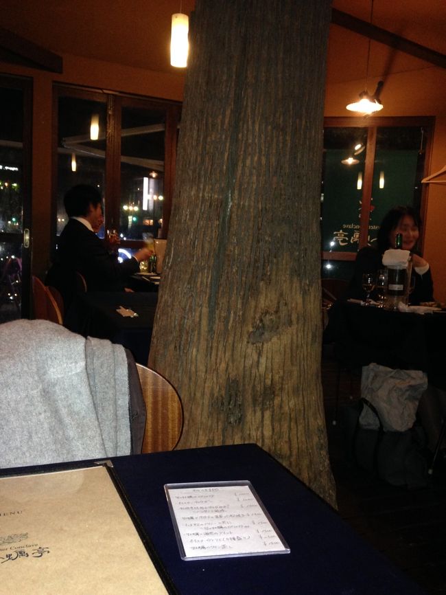 お店内部。木をそのまま残し、建物を建てている。20:30頃入ったが、21:00ラストオーダー。