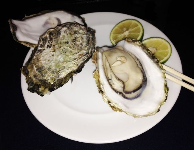 生牡蠣は置いていない。万一のリスクを嫌ったようだ。<br />時間もないし、懇親会で食べて来たので、牡蠣のワイン蒸し1皿と白ワインを1杯だけ頼んだ。身が大きくふっくらと仕上がっており、とても美味しかった。
