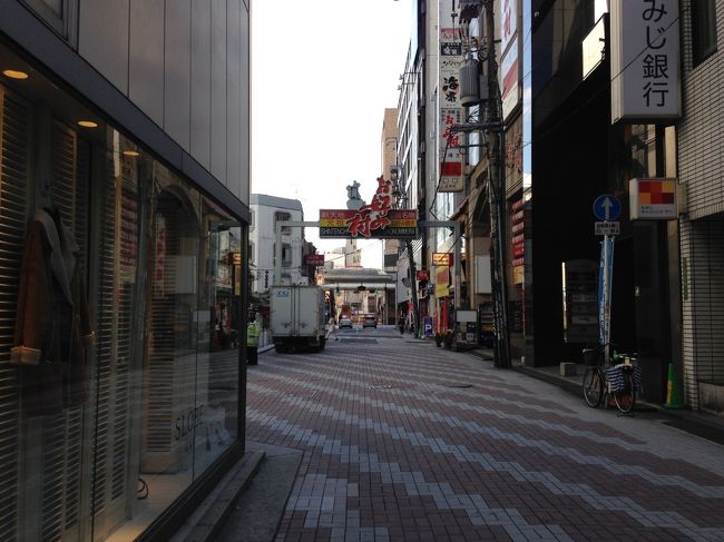 お好み村の前を通る。