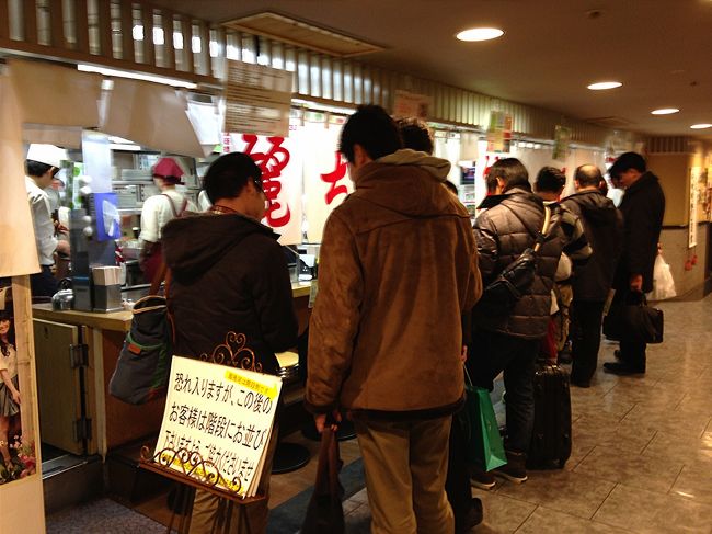 昼にはちょっと早いが、駅ビル内の麗ちゃんでお好み焼きを食べて帰ることにした。<br />駅ビルに、お好み焼き屋はいくつか入っているが、この店だけやたら列ができているのでこの店に入ることにした。10:40の開店の直前でこれだけ並んでいた。