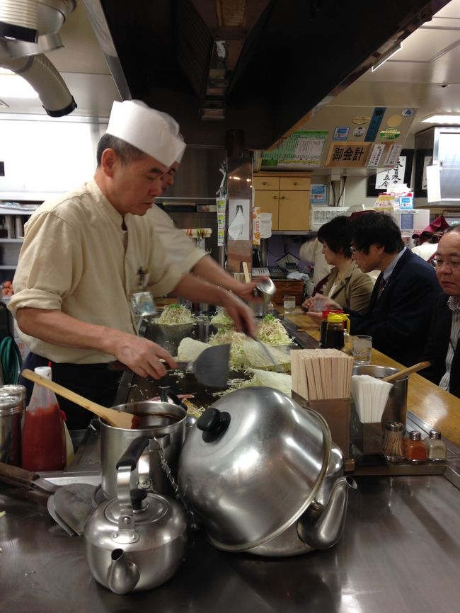 開店と同時にすべての座席が埋まってしまった。開店直後の鉄板で、一斉に焼き始める光景は壮観だ。