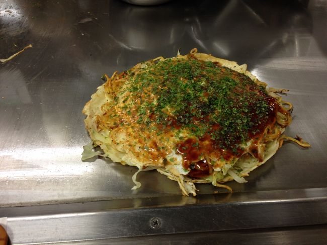 完成。通はへらで食うんじゃけんのう、とばかりに皿や箸を使わずに、鉄板上のお好み焼きをへらですくって食べる。<br />美味くて満足できたが、普通の広島お好み焼きの味。食べ比べたわけでないので、ガラガラの店との差はわからない。