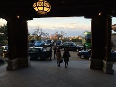 奈良ホテルをチェックアウトして奈良マラソン大会会場の
奈良市鴻ノ池陸上競技場に向かいます。