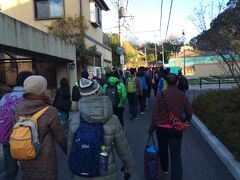 奈良市鴻ノ池陸上競技場に向かうランナーの波
奈良女子大付近から競技場近くの聖武天皇陵 光明皇后陵あたりを歩きます。