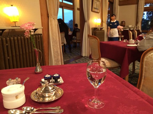 宿泊した奈良ホテルでの朝食は<br />メインダイニングルーム三笠です。<br /><br />この雰囲気とサービスの中で朝食をとることが出来て、それだけで<br />今日の奈良マラソンは良い結果が出せそうな気がしました。