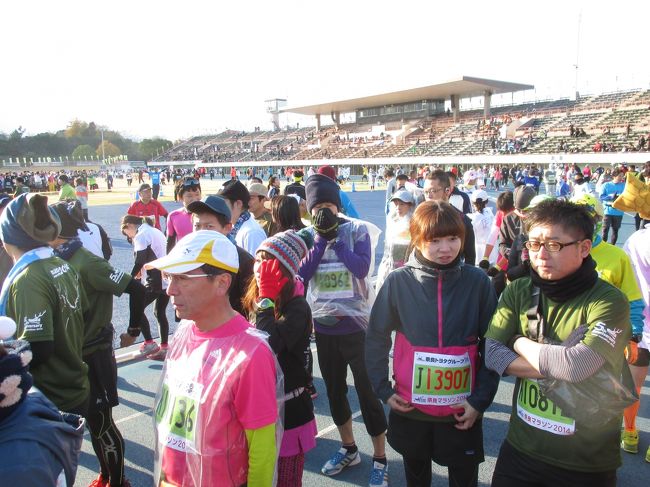 奈良市鴻ノ池陸上競技場<br />スタートブロックへの整列です。<br />私は5：30目標なので最後の方です。