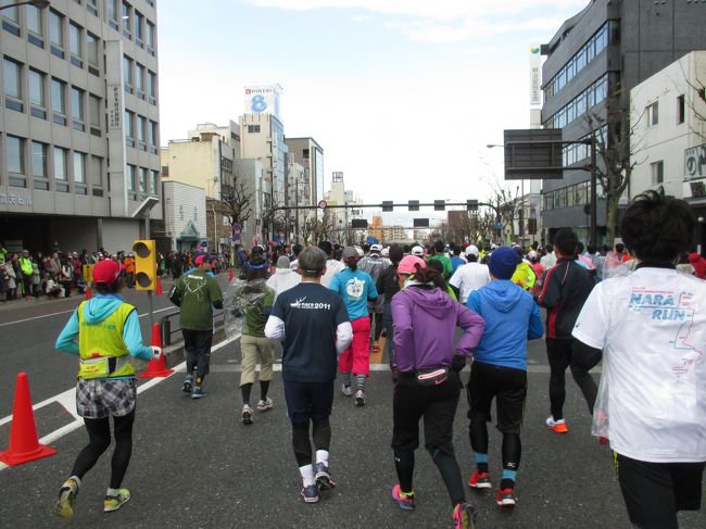 二条大路を朱雀門に向かいます。<br />高天交差点付近