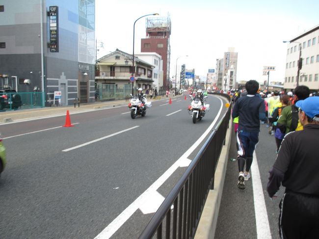 二条大路を朱雀門に向かいます。<br />トップランナーが朱雀門先の二条大路南５交差点の折り返しを戻ってきました。