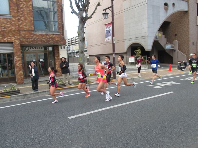 二条大路を朱雀門に向かいます。<br />トップランナーが朱雀門先の二条大路南５交差点の折り返しを戻ってきました。