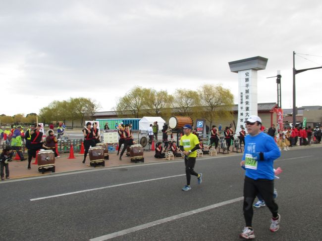 平城宮跡<br />朱雀門前に再び戻ってきました。<br />復路側から往路側選手を撮りました。<br />
