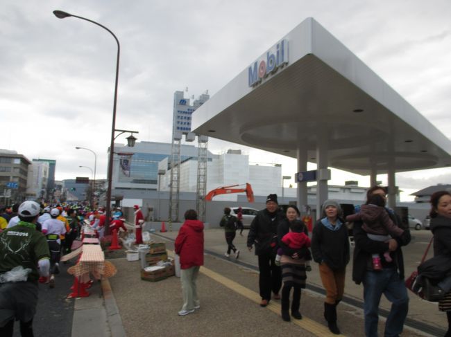 昨日レンタカーに給油をした奈良市役所前のガソリンスタンド<br />サンタの私設エイドを出していました。