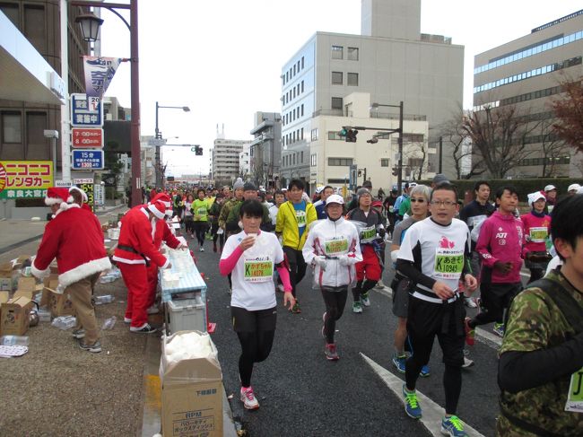 昨日レンタカーに給油をした奈良市役所前のガソリンスタンド<br />サンタの私設エイドを出していました。