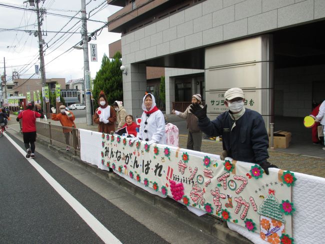 紀寺では<br />介護施設の入居者さんが沿道で応援してくださいました。