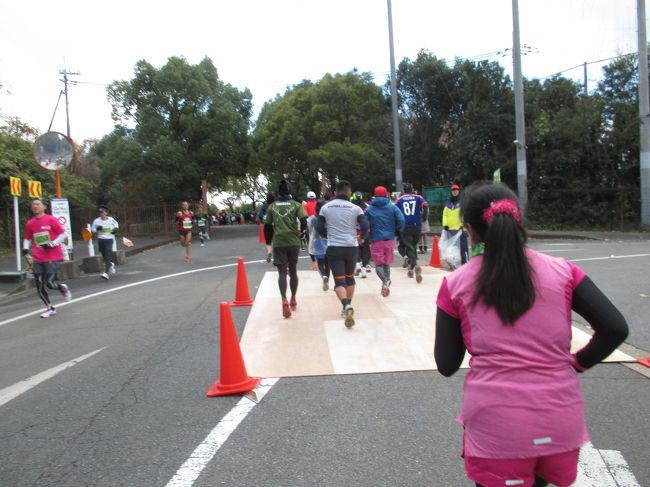 通常は入れない<br />天理高校のグラウンドがある施設内を走ります。<br />間もなく敷地内に入るところです。