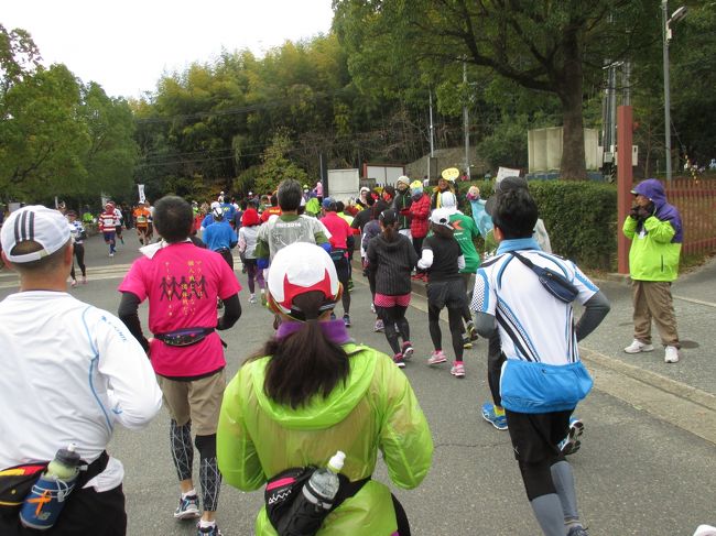 通常は入れない<br />天理高校のグラウンドがある施設内を走ります。<br />敷地内を抜けて公道に出るところです。