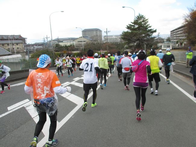 坂を下って天理の町が見えてくると<br />天理教の施設や、塔がある天理市役所が見えてきます。