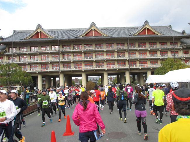 天理市街<br />天理教教会本部前の<br />天理参考館を抜けて天理市内をめぐります。