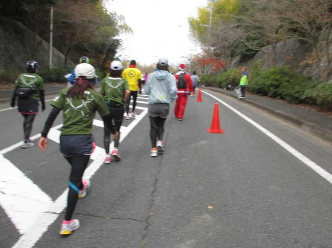 再び白川大橋に向けて上り坂に挑みます。<br />天理教教祖墓苑を過ぎるあたりが坂が急です。