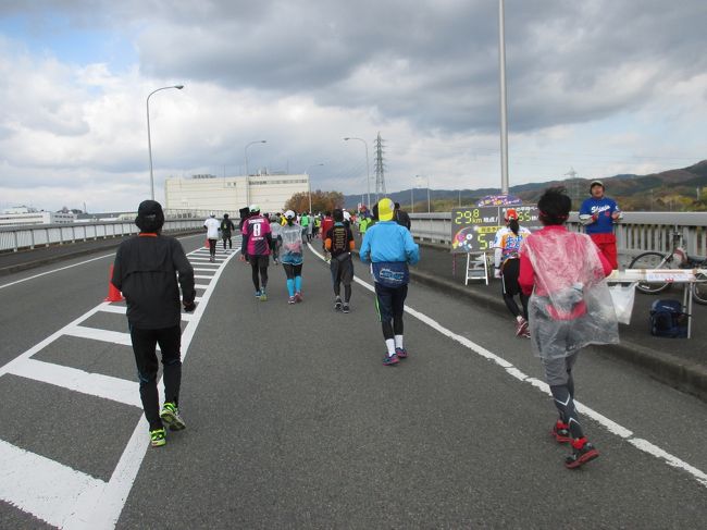 白川大橋<br />シャープの工場群がそびえています。