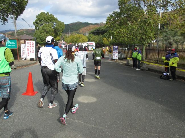 再び普段は入れない<br />天理高校グラウンド敷地に走ります。