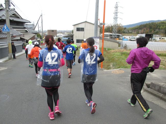 円照寺手前<br />急な下り坂があります