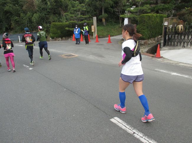 円照寺前を通過<br />道が広くなります。<br />はるか前方に奈良市街地が見えてきます。