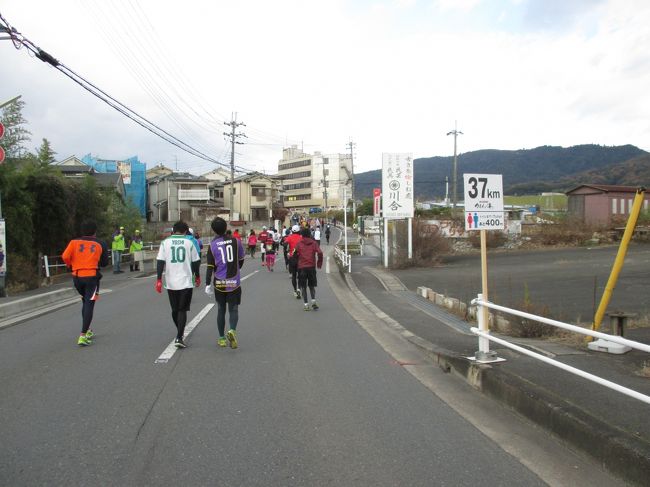 奈良教育大学手前の<br />３７キロ地点<br />あと５キロ。大詰めです。