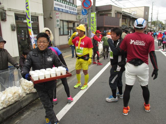奈良教育大学前の交差点を過ぎました<br />私設エイドで振る舞いを頂戴しました。