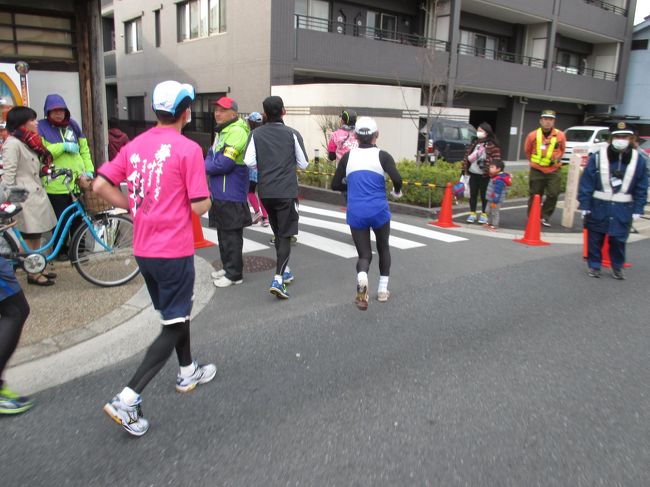 40キロ地点を過ぎて<br />東大寺焼門前を左折します。