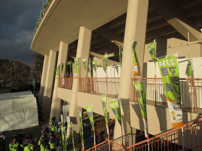 奈良市鴻ノ池陸上競技場<br />選挙の関係で男子更衣室は戸外に仕切り板で囲っただけの<br />寒々しい状況でした。