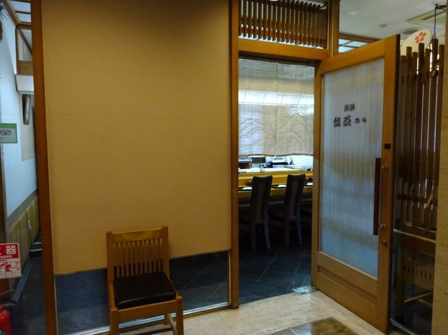 荷物をホテルに預けた後は、フリーパスを使って片町まで。<br />小松弥助へと、高鳴る鼓動を抑えながら向います。<br /><br />このお店、APAホテルの一角にあり、ホテルのロビーで開店を待たせていただきました。