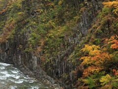 昭和63年に落石があって以来、閉鎖されていた清津峡渓谷は、トンネルの完成とともに復活。
全長750mもある長いトンネル内には、4つの見晴所があり、そこから清津峡渓谷の様子を見ることができます。

☆清津峡↓
http://www.nakasato-21.com/kiyotsu2/index2.html